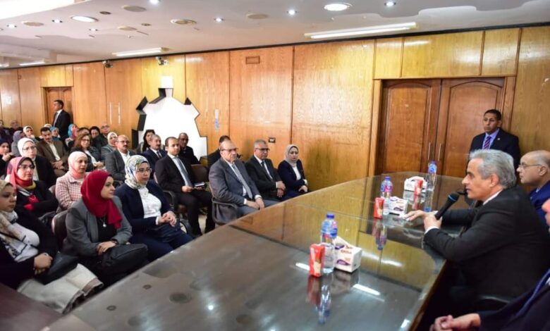 وزير العمل يلتقى قيادات "الاتحاد" والعاملين بمديرية "عمل الإسكندرية"