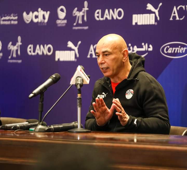 حسام حسن المدير الفني للمنتخب المصري الأول خلال المؤتمر الصحفي
